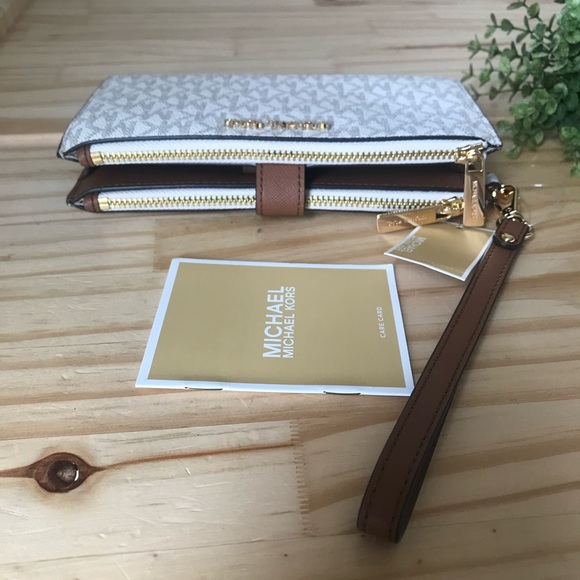 Michael Kors wallet🎈🎈 - Picture 4 of 9